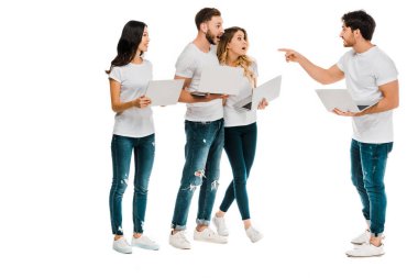 Dizüstü holding ve üzerinde beyaz izole dizüstü bilgisayarlar ile şok arkadaş, parmakla işaret eden bir genç adam