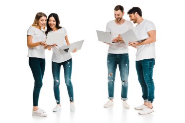 birlikte duran ve üzerinde beyaz izole dizüstü bilgisayarlar kullanarak kadın ve erkekler gülümseyen