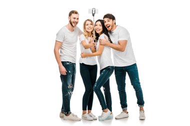 mutlu genç arkadaşlar smartphone ile selfie ve selfie alarak izole üzerinde beyaz sopa