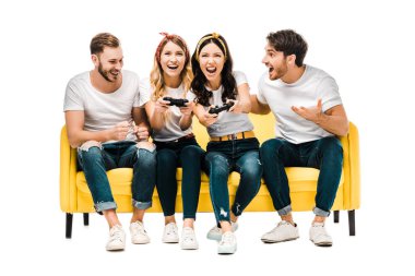 Genç erkekler üzerinde beyaz izole joystick ile oynarken heyecanlı çekici kadın arıyorum