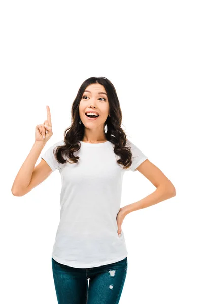 Sonriente Joven Apuntando Hacia Arriba Con Dedo Mirando Hacia Otro — Foto de Stock