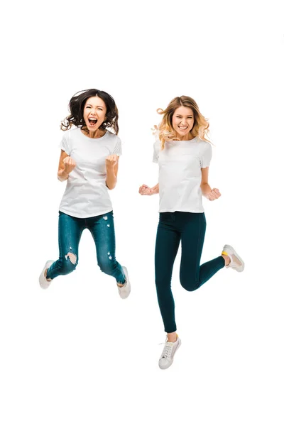 Возбужденные Молодые Женщины Прыгающие Улыбающиеся Камеру Изолированные Белом — стоковое фото