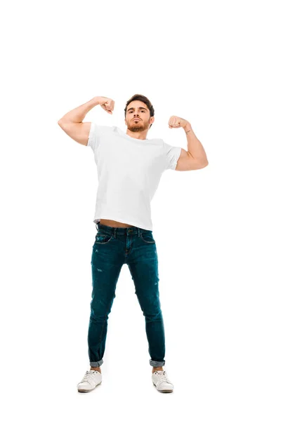 Självsäker Ung Man Visar Biceps Och Tittar Kameran Isolerad Vit — Stockfoto