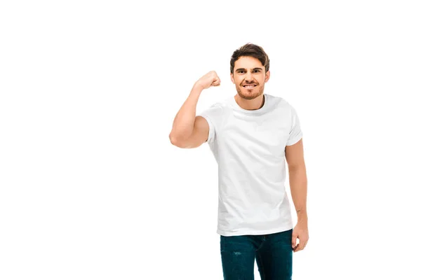 Pohledný Mladý Muž Ukazující Biceps Usmívá Kameru Izolované Bílém — Stock fotografie