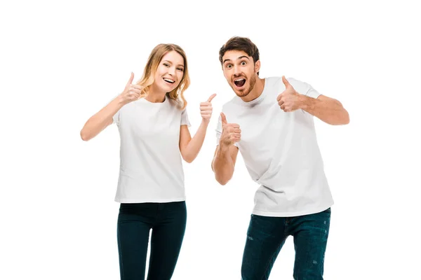幸福的年轻夫妇显示竖起大拇指和微笑的相机孤立在白色 — 图库照片