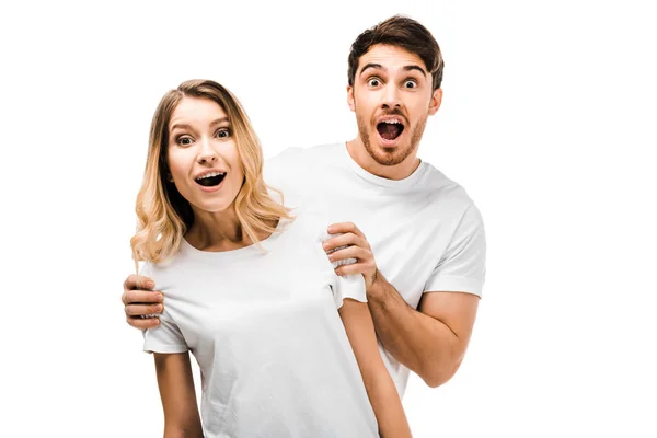 Jovem Casal Surpreso Camisetas Brancas Olhando Para Câmera Isolada Branco — Fotografia de Stock