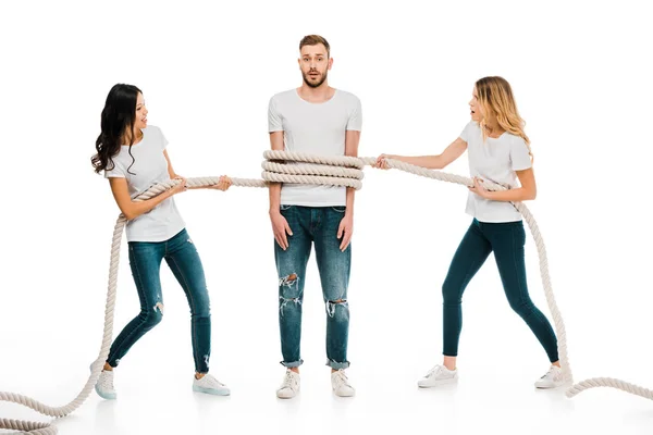 Jóvenes Mujeres Sosteniendo Cuerda Alrededor Asustado Joven Aislado Blanco — Foto de Stock