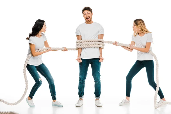 Емоційні Молоді Жінки Тримають Мотузку Навколо Молодого Чоловіка Посміхаючись Камеру — стокове фото