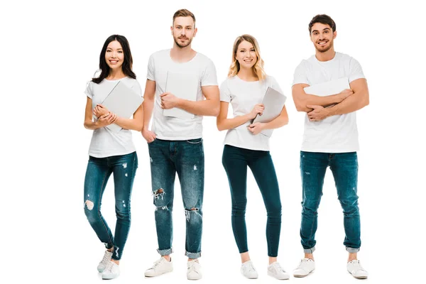 Jóvenes Felices Camisetas Blancas Vaqueros Sosteniendo Computadoras Portátiles Sonriendo Cámara — Foto de Stock