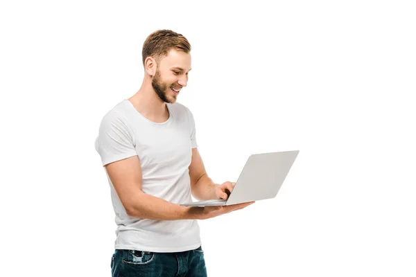 Bonito Sorridente Jovem Homem Branco Shirt Usando Laptop Isolado Branco — Fotografia de Stock