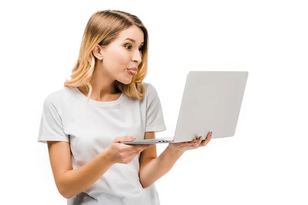 Приваблива Молода Жінка Тримає Ноутбук Показує Язик Ізольовано Білому — стокове фото