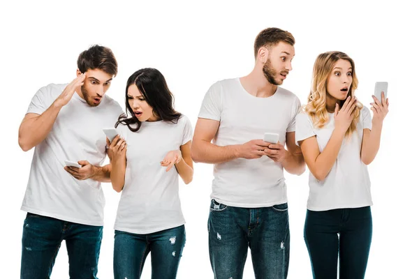 Choqué Jeunes Couples Tenant Utilisant Des Smartphones Isolés Sur Blanc — Photo