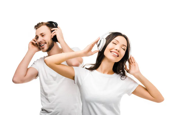 Feliz Jovem Casal Camisetas Brancas Ouvindo Música Fones Ouvido Isolados — Fotografia de Stock