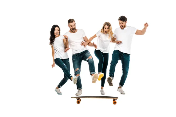Счастливые Молодые Друзья Развлекающиеся Скейтборде Изолированные Белом — стоковое фото
