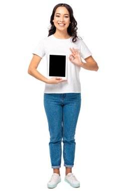 Gülümseyen dijital tablet ile boş perde basılı tutup ok jest beyaz izole gösteren Asyalı kadın