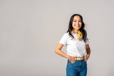 elleri ceplerinde gri izole olan beyaz t-shirt ve kot güzel Asyalı kadınlar