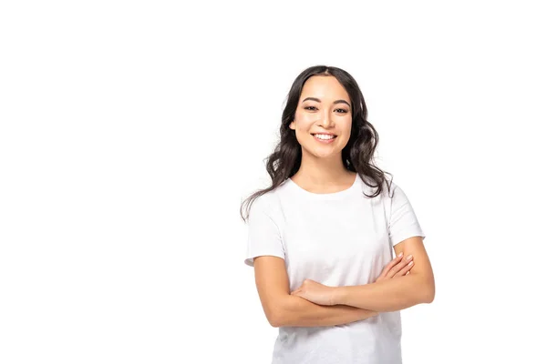 Sonriente Asiática Joven Camiseta Blanca Pie Con Los Brazos Cruzados — Foto de Stock