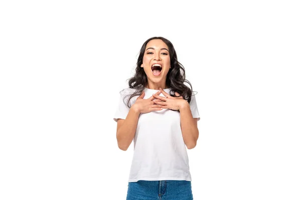 Aufgeregte Asiatin Weißen Shirt Die Hände Auf Der Brust Isoliert — Stockfoto