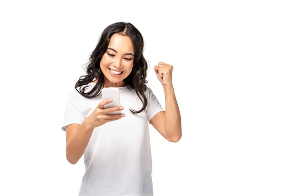 Sonriente Joven Asiático Mujer Blanco Camiseta Usando Smartphone Levantando Puño — Foto de Stock