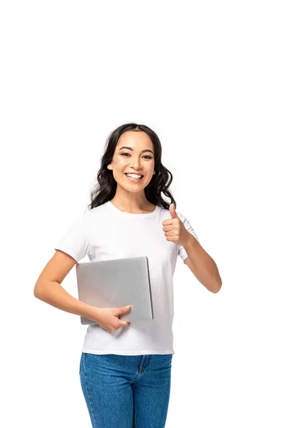 微笑着漂亮的视频聊天女人在白色 T恤和蓝色牛仔裤拿着笔记本电脑和显示拇指查出在白色 — 图库照片