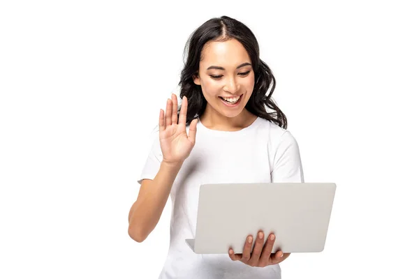 Sorrindo Jovem Asiático Mulher Usando Laptop Mostrando Olá Gesto Isolado — Fotografia de Stock
