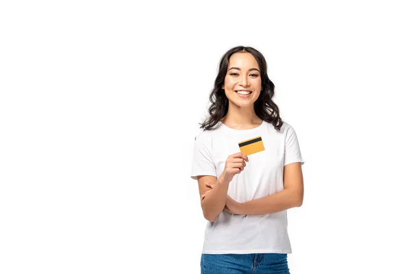 Sorrindo Asiático Jovem Mulher Branco Shirt Segurando Cartão Crédito Isolado — Fotografia de Stock