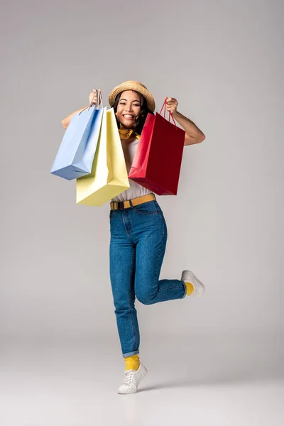 Gelukkig Trendy Gekleed Aziatische Vrouw Met Kleurrijke Boodschappentassen Verhoogde Hand — Stockfoto
