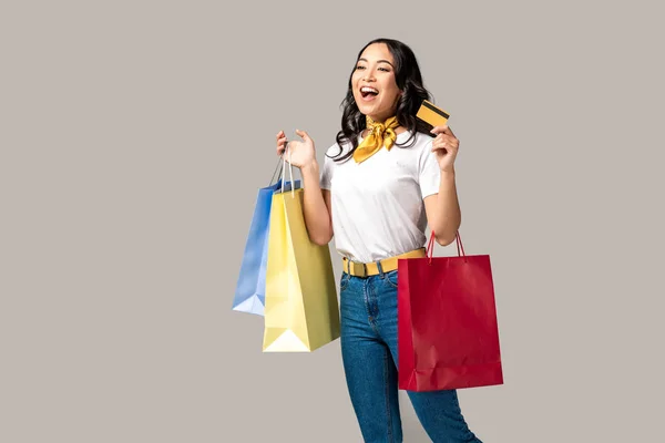 Sonriente Hermosa Mujer Asiática Llevando Coloridas Bolsas Compras Celebración Tarjeta —  Fotos de Stock