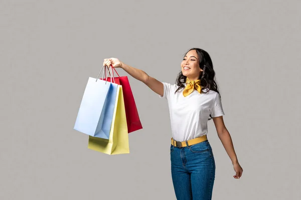 Feliz Sonriente Asiático Chica Holding Colorido Compras Bolsas Estirado Mano —  Fotos de Stock