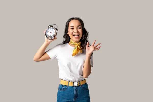 Feliz Ásia Mulher Branco Shirt Azul Jeans Segurando Despertador Acenando — Fotografia de Stock