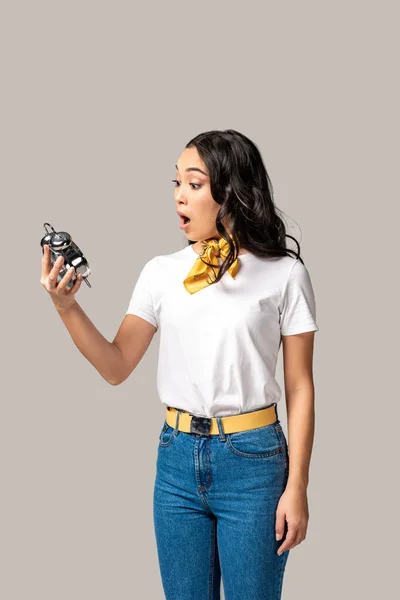 Mujer Asiática Joven Sorprendida Camiseta Blanca Vaqueros Azules Sosteniendo Reloj —  Fotos de Stock