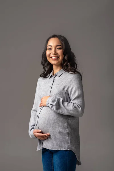 Sonriente Joven Embarazada Asiática Sosteniendo Barriga Con Las Manos Aisladas —  Fotos de Stock