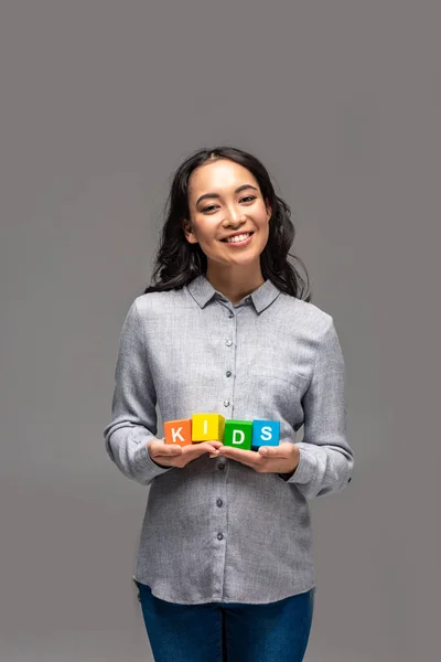 Feliz Embarazada Joven Asiático Mujer Celebración Alfabeto Cubos Con Palabra — Foto de Stock