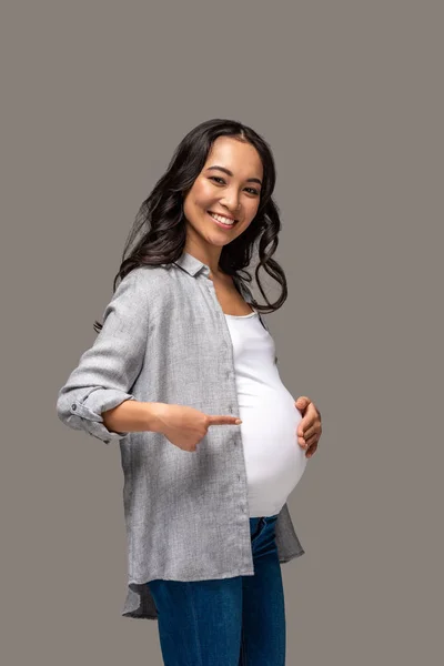 Giovane Donna Asiatica Incinta Che Indica Pancia Sorridente Isolato Grigio — Foto Stock