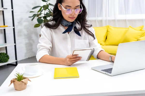 Ziemlich Asiatische Freiberuflerin Brille Mit Laptop Und Notizen Notizbuch Lesen — Stockfoto