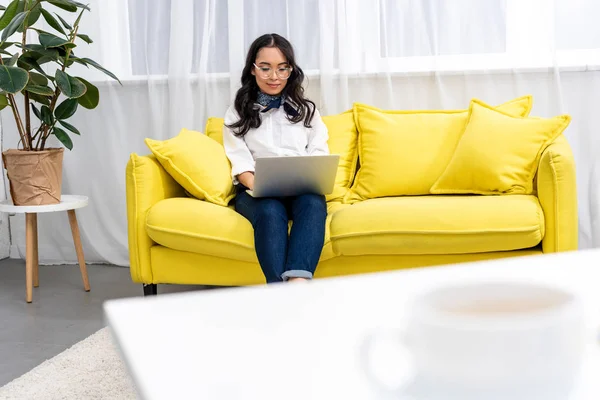 Selektiv Fokus För Asiatiska Freelancer Sitter Gula Soffa Och Använder — Stockfoto