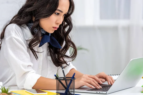 Seriöser Asiatischer Freiberufler Mit Laptop Heimischen Arbeitsplatz — kostenloses Stockfoto