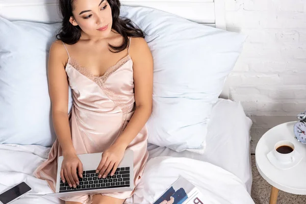 Joven Asiática Freelancer Elegante Hightie Usando Portátil Mientras Queda Cama —  Fotos de Stock