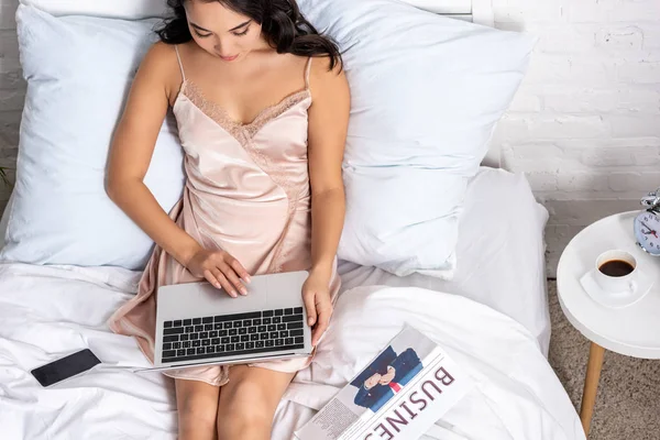 Молодий Азіатський Фрілансер Елегантній Красуні Використовуючи Ноутбук Перебуваючи Ліжку — Безкоштовне стокове фото