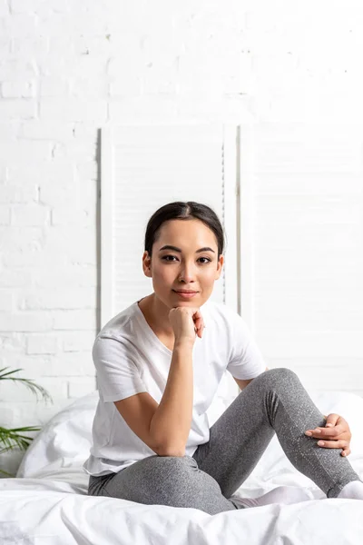 Joven Asiático Mujer Sentado Cama Mañana —  Fotos de Stock