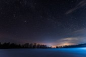 dunkler Himmel voller leuchtender Sterne in den Karpaten im Winter bei Nacht