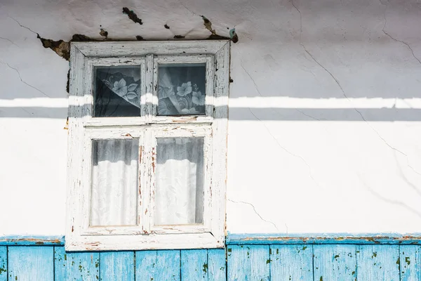 Altes Verwittertes Haus Mit Fenster Rissen Und Sonnenschein — Stockfoto