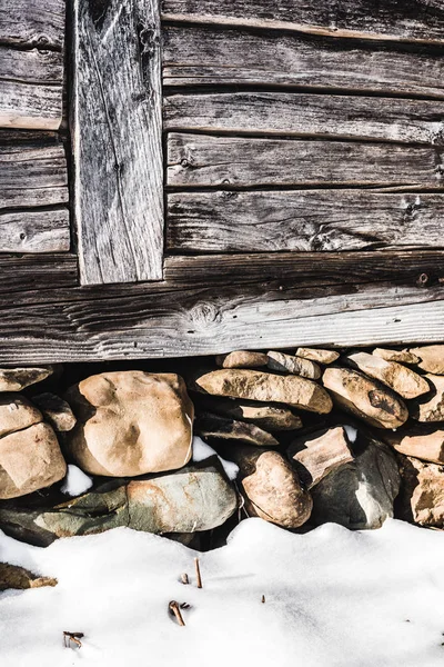 Hög Med Stenar Äldre Trähus Med Solljus — Stockfoto