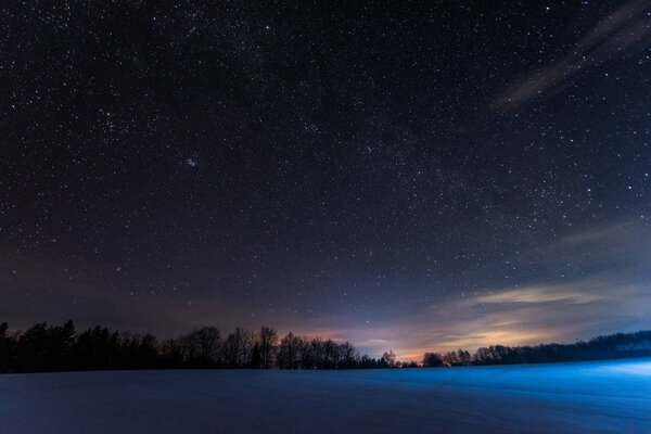 Темное небо, полное блестящих звезд в Карпатах, зимой ночью
