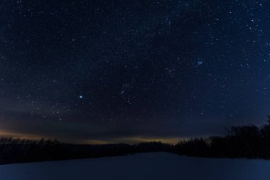 kış geceleri Karpat Dağları'nda yıldızlı karanlık gökyüzü