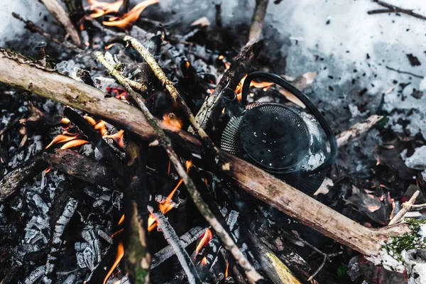 在冬季森林的篝火上 水壶和烟雾的顶部视野 — 图库照片