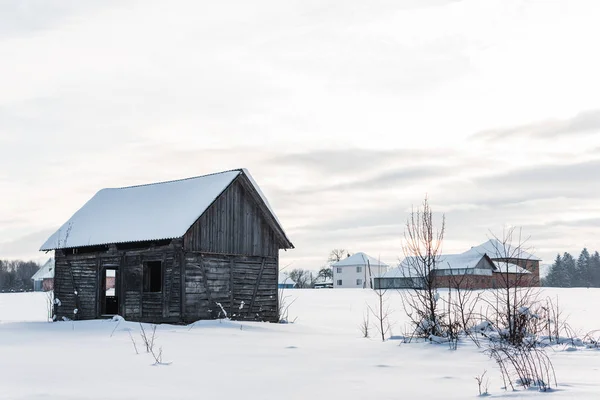 Houten Oude Huizen Bergdorp Besneeuwde Karpaten — Stockfoto