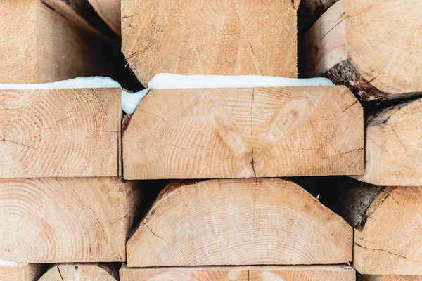 Brązowy Ciętej Kłody Drewniane Ułożone Stos Pokryte Śniegiem — Zdjęcie stockowe
