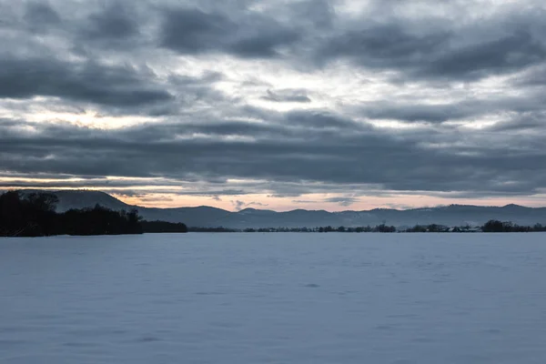 Paisagem Montanhas Carpáticas Cobertas Neve Com Céu Nublado Árvores Amanhecer — Fotografia de Stock