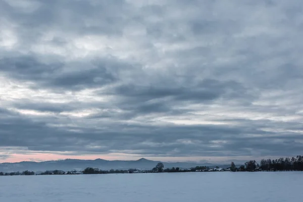 Paisagem Montanhas Carpáticas Cobertas Neve Com Céu Nublado Árvores Amanhecer — Fotografia de Stock